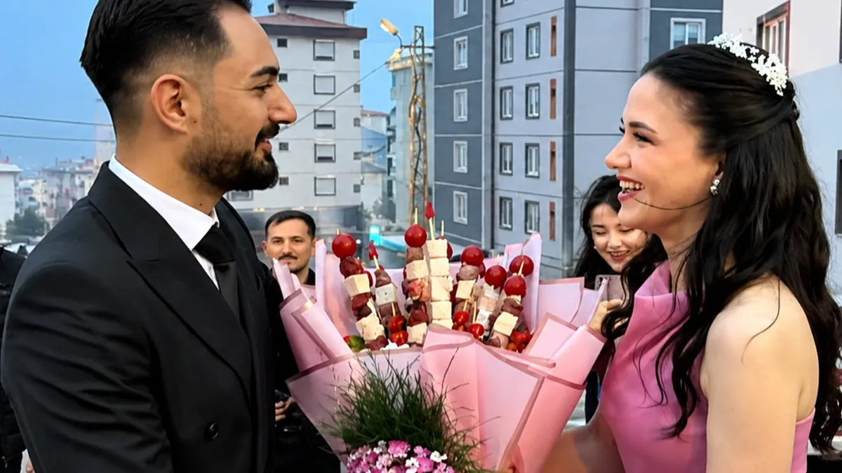 Kız istemeye giderken çiçek yerine bunu seçti! Geline verdiği buket sosyal medyada viral oldu