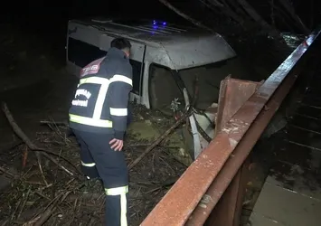 Kırıkkale'de işçiler kabusu yaşadı! Sel suları minibüsü dereye yuvarladı