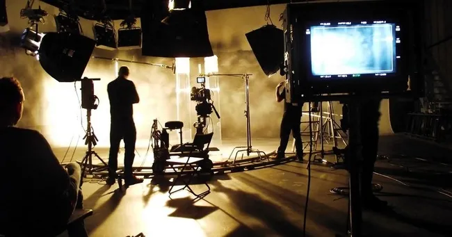 unlu-yonetmen-sikayetci-oldu-setteki-hirsiz-stajyer-cikti-1622180867902.jpeg Ünlü yönetmen şikayetçi oldu! Setteki hırsız stajyer çıktı - 1