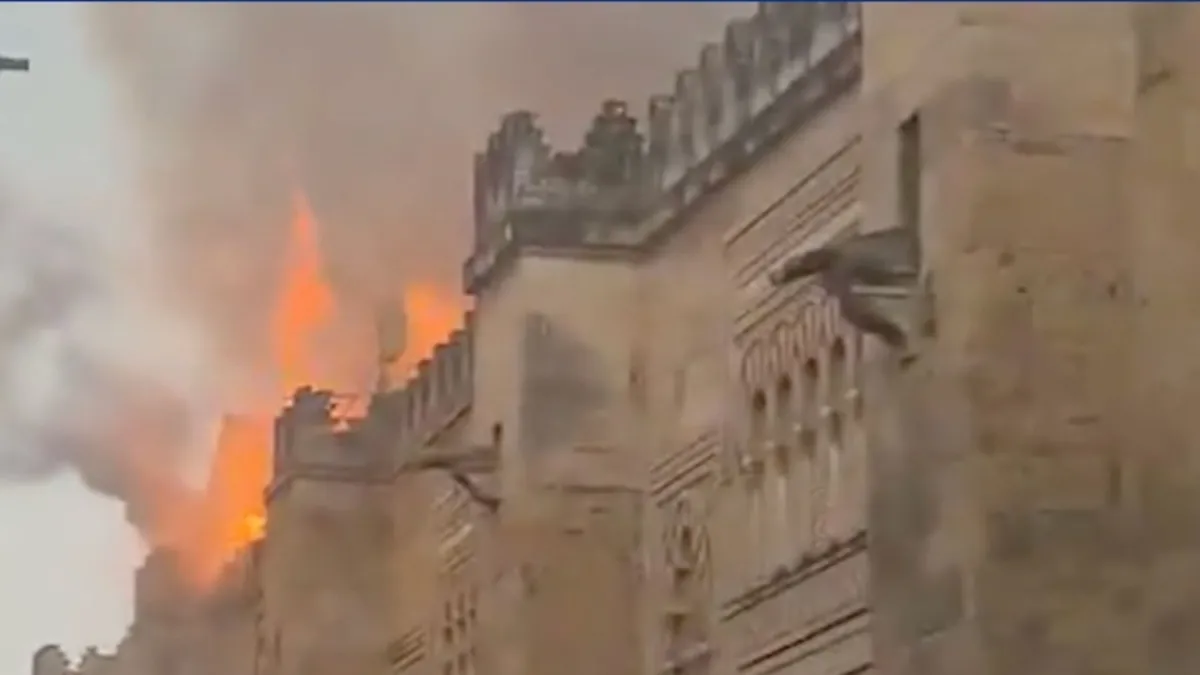 İspanya'daki Kurtuba Cami-Katedrali'nde korkutan yangın! Alevler kontrol altında