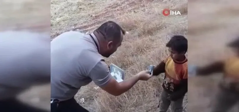 Suriye'de yürekleri ısıtan görüntü! Polis, aracı durduran Suriyeli çocuğa çikolata verdi