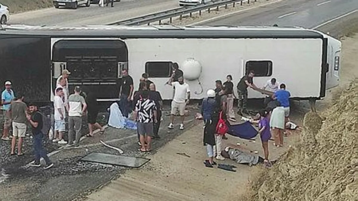 Antalya'da feci kaza! Yolcu otobüsü devrildi: Çok sayıda yaralı var