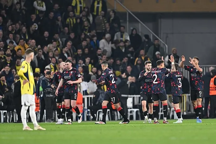 fenerbahce-glasgow-rangers-maci-sonrasi-mourinhoya-tepki-teknik-adam-felaketi-1741329352225.jpeg Glasgow Rangerslı futbolcuların attıkların golün ardından yaşadıkları sevinç (AA)