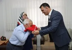 Gezeravcı’nın ailesine Türk bayrağı hediye edildi
