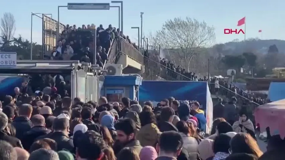 Altunizade’de metrobüs arızası nedeniyle yoğunluk oluştu