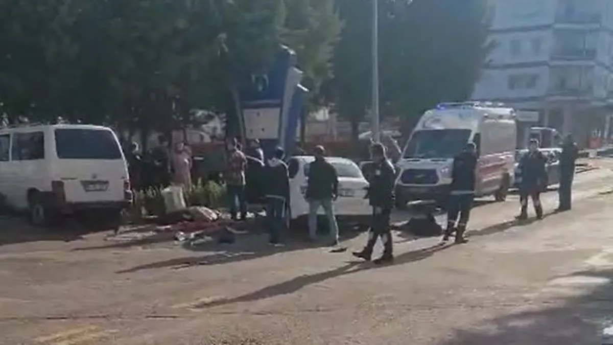 Ankara’da minibüs ile otomobil çarpıştı! Yaralılar var