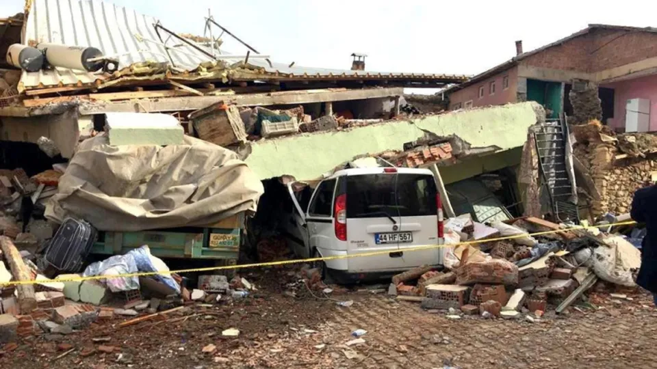Kemal Sunal’ın evi Elazığ depreminde yıkıldı!