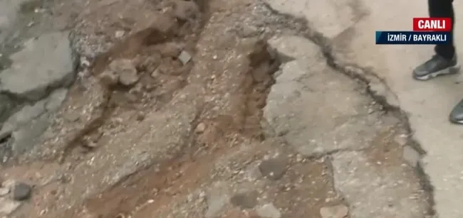 İzmir'de altyapı isyanı! Aşırı yağış sonrası köstebek yuvasına dönen yol çöktü - 2