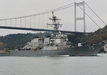ABD savaş gemisi İstanbul Boğazı'ndan geçti