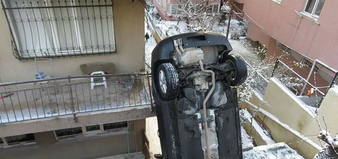 İstanbul’da korkunç kaza! Otomobil bariyerleri parçalayarak apartmanın bahçesine uçtu