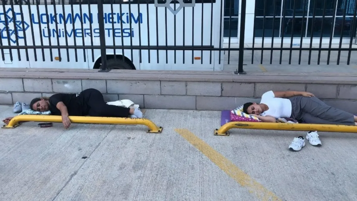 CHP'nin emekçilere zulmü bitmiyor! Tuvaletleri bile kapattılar! Parti binası önünde yerde yatıyorlar...