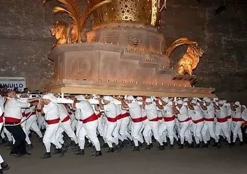 İtalya'daki asırlık Macchina di Santa Rosa festivaline "Barış Boyun" engeli!