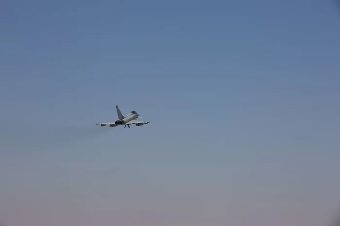 MSB açıkladı! İngiltere’ye ait Eurofighter Typhoon ile Türk F-16 uçakları birlikte ilk eğitim uçuşlarını yaptı