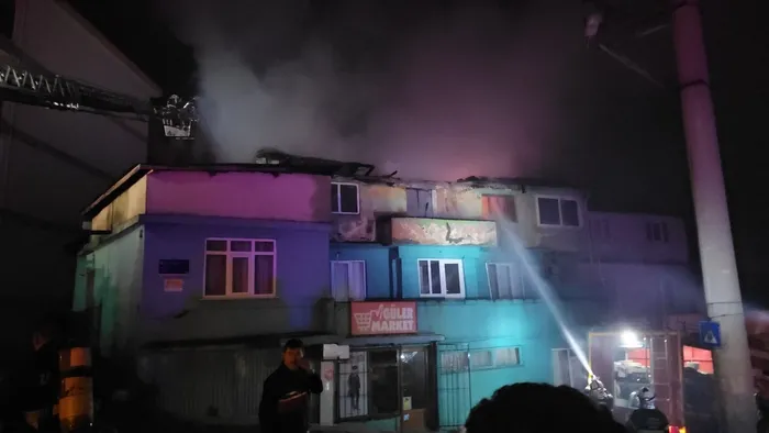 zonguldakta-3-katli-apartmanda-yangin-1-kisi-dumandan-etkilendi-1712951482892.jpg