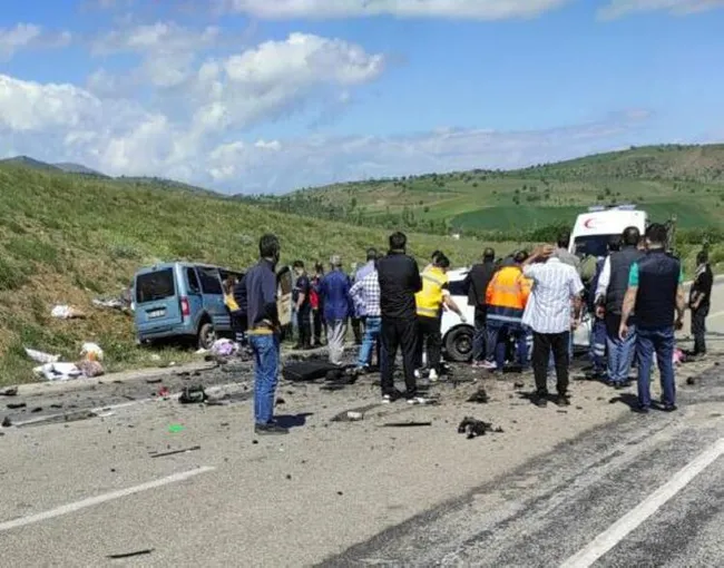 sivasta-2-aracin-carpistigi-kazada-9-kisi-hayatini-kaybetti-1622708658571.jpg
