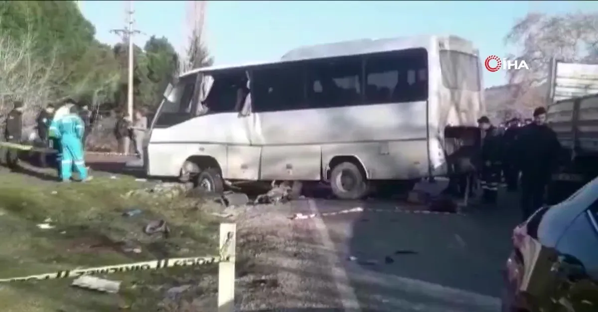 İzmir’de işçi servisi ile kamyon çarpıştı: 4 ölü, 8 yaralı |Video
