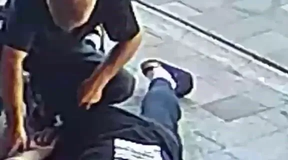 1784719853371.jpg Muğla'da vicdansızlığın böylesi! Bayılan gencin cebine göz dikti - 1