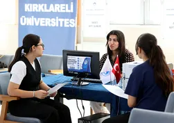Temizlik yaptıkları dersliklerde öğrenci oldular! İki genç kızın yazılım mühendisliği hayali gerçek oldu