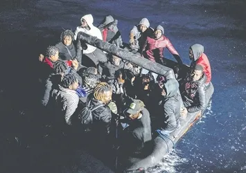Yunanistan'dan insanlık dışı uygulama! Denizin ortasında yaşam savaşı