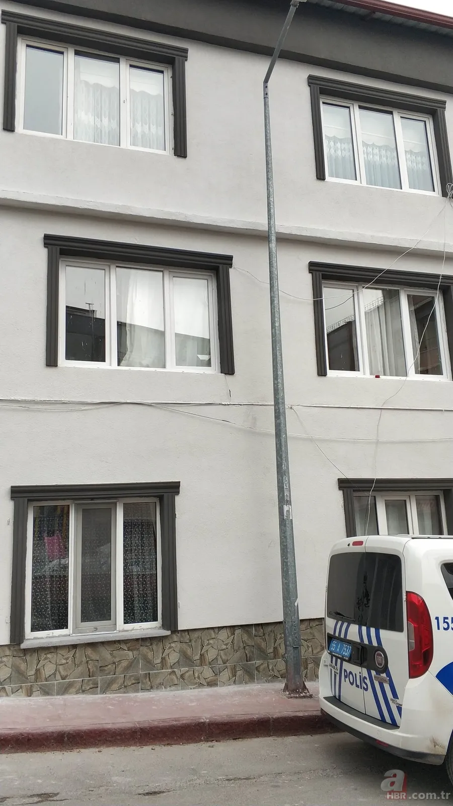 Pencereden düşen ikizlerden biri ağır yaralanırken, diğerini ise direğe tırmanan kurye kurtardı 7