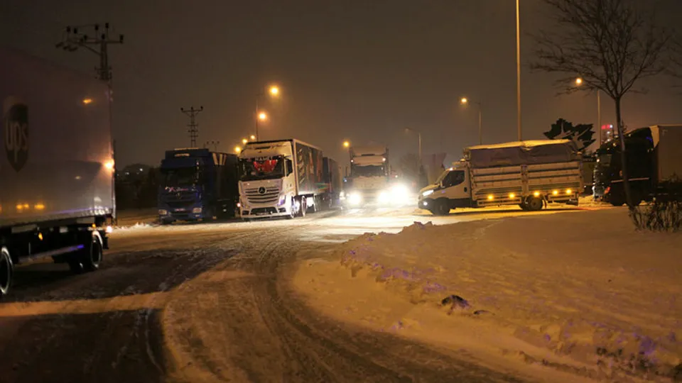Konya'da yoğun kar hayatı olumsuz etkiledi! Trafik durdu okullar tatil edildi