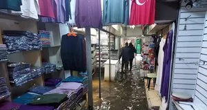 Sağanak vurdu! Tarihi iş hanı sular altında kaldı