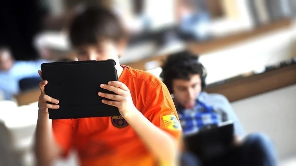 Polonya’dan okullarda telefon yasağına onay! Dijital dünyaya karşı sınıf kalkanı