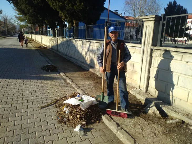 denizlide-bir-garip-temizlik-hikayesi-mahallesini-temizleyen-adama-temizlik-iscilerinden-tepki-1579214006423.jpg Denizli’de bir garip temizlik hikayesi! Mahallesini temizleyen adama temizlik işçilerinden tepki - 2