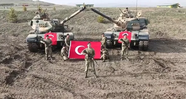 1651504960168.jpg Mehmetçik'ten Ramazan Bayramı'na özel klip: Bayram al bayrağın gölgesinde güzel - 1