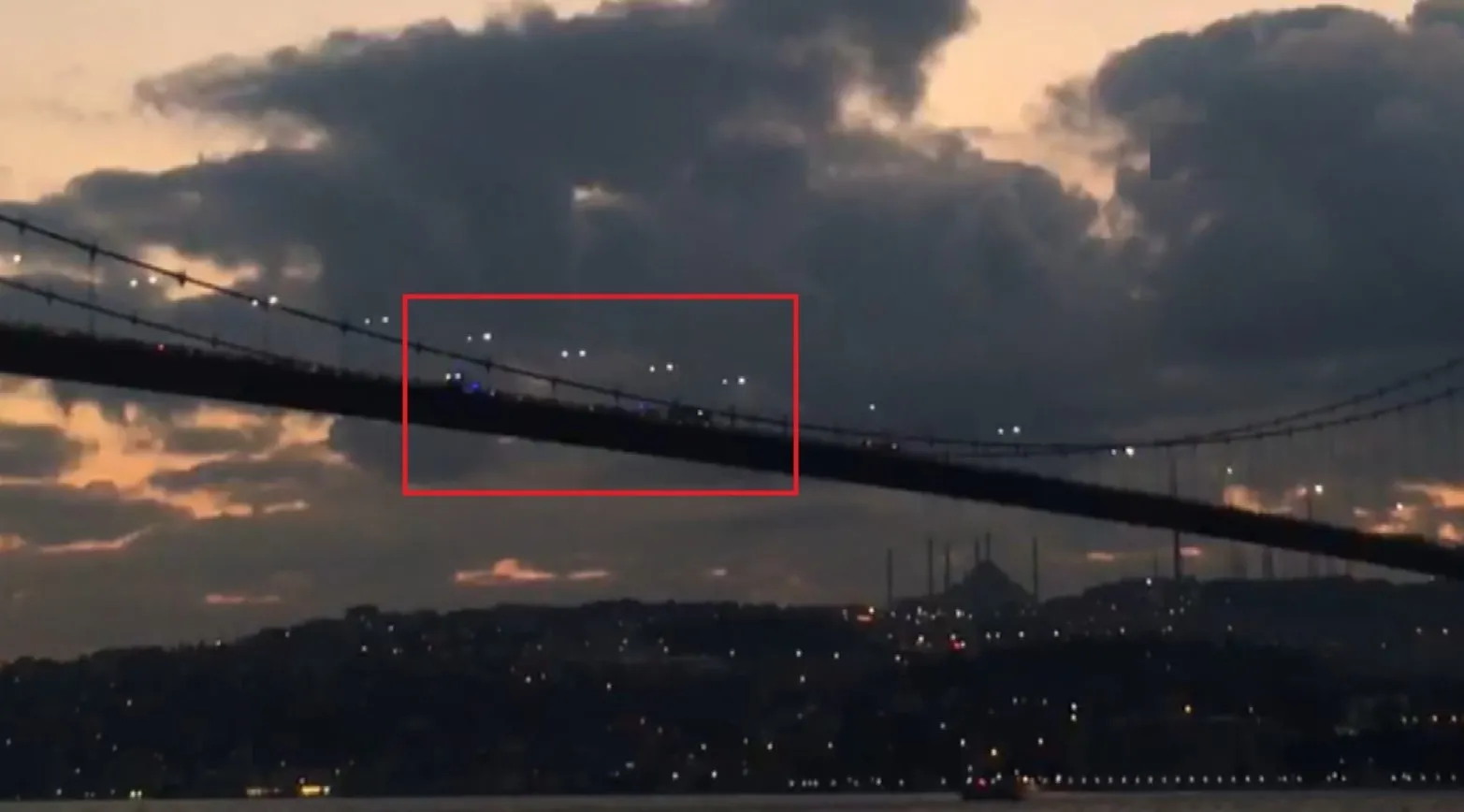 Son dakika: 15 Temmuz Şehitler Köprüsü'nün ortasında vahşet! Yanındaki kadını öldürüp, köprüden atladı