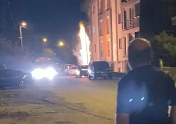 Beylikdüzü'nde korku dolu anlar! Doğal gaz kutusu yandı alevler metrelerce yükseldi