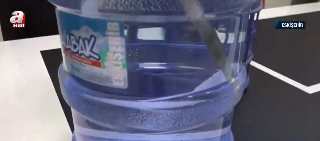 eskisehir de damacananin icinden cikan soke etti 1 5 metre uzunlugunda eskisehir de damacananin icinden cikan soke etti 1 5 metre uzunlugunda