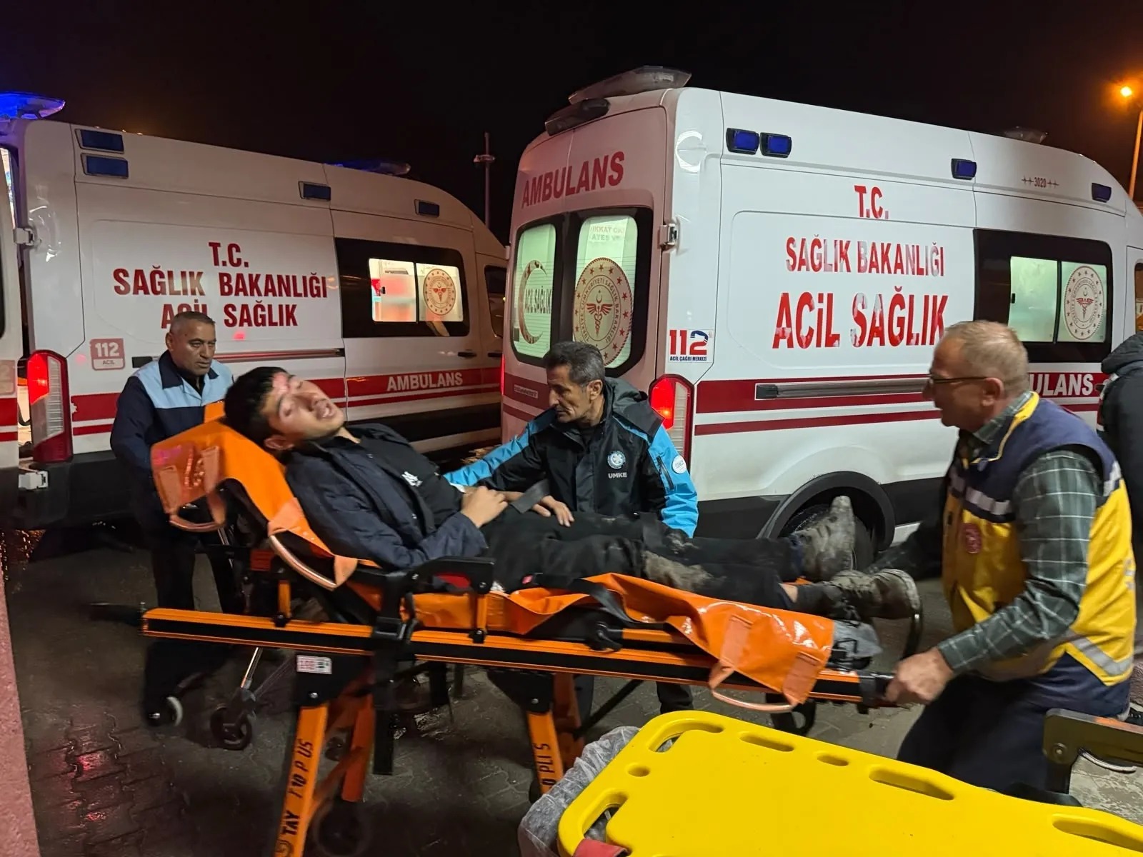 Hakkari’de feci kaza! Kaçak göçmenleri taşıyan minibüs dereye uçtu: 20 yaralı