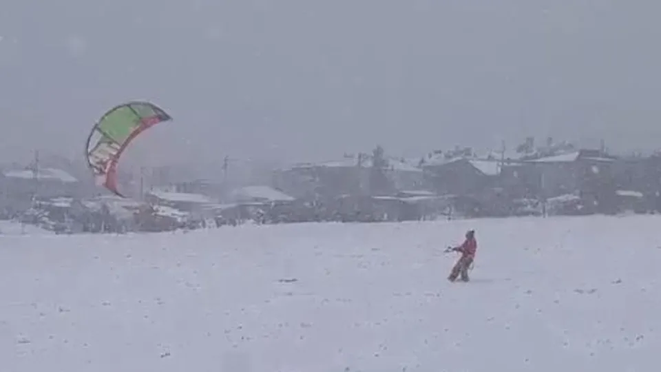 Görüntüler İstanbul’dan! Böyle uçurtma kayağı snowkite yaptı