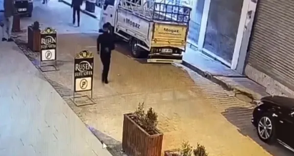 vandaki-hirsizlik-ve-kapkac-anlari-kamerada-3-zanli-tutuklandi-1649137692529.jpg Van’daki hırsızlık ve kapkaç anları kamerada! 3 zanlı tutuklandı - 1