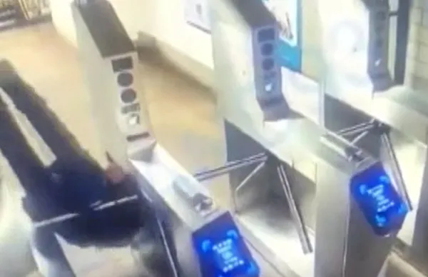 1641303713163.jpg Metroya kaçak binmek istedi! Hayatını kaybetti - 3