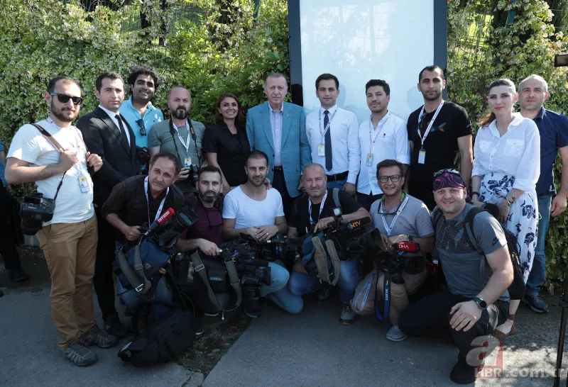 Başkan Erdoğan, 15 Temmuz Şehitler Makamı’nda vatandaşlarla sohbet ederek fotoğraf çektirdi 5