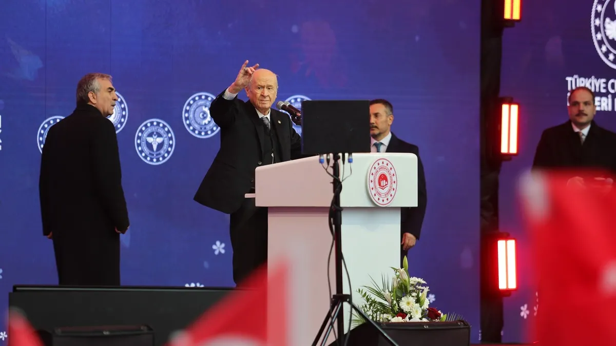 MHP lideri Bahçeli'den deprem turistlerine tepki: Devlet acze düştü diyenlerin maskesi düştü