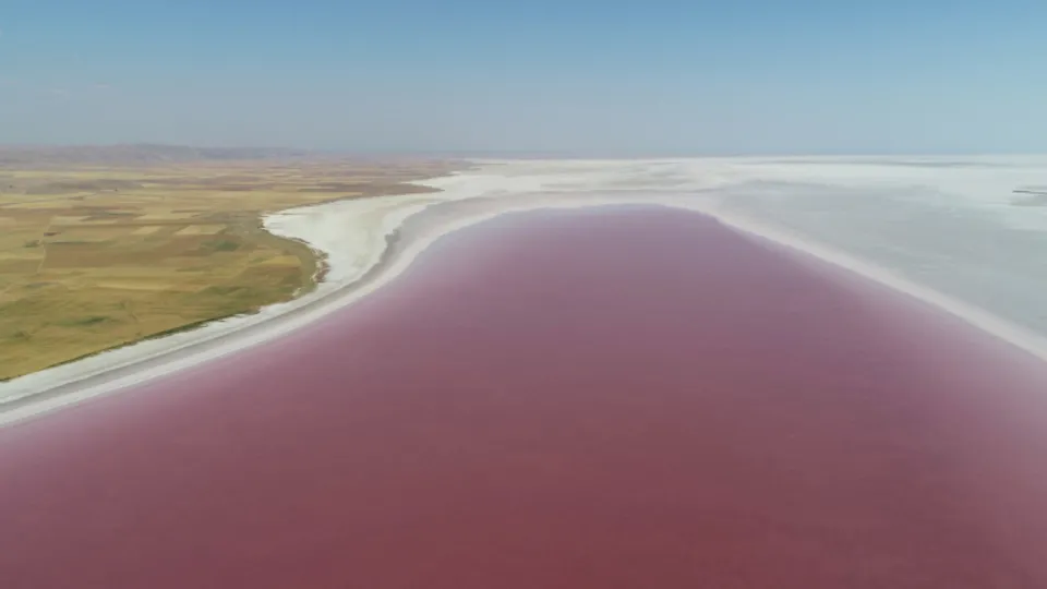Tuz Gölü'nün "kırmızı beyaz" güzelliği