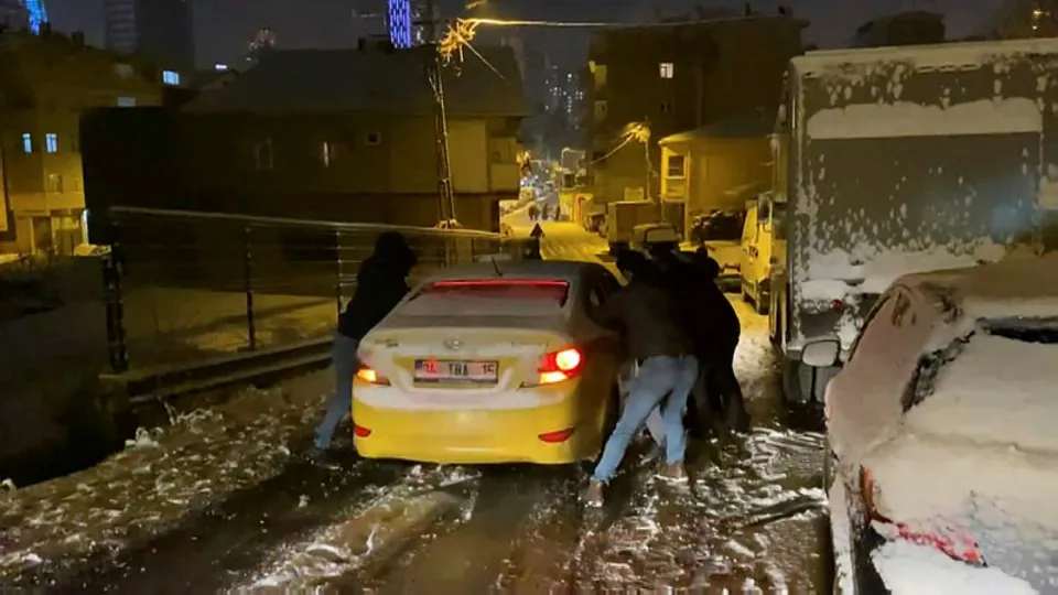 İstanbul'da sürücülerin karla imtihanı! Araç kullanmak imkansız hale geldi