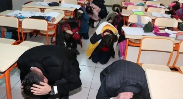 1668200352363.jpg Gözler saat 18.57'de! Türkiye'de 81 ilde dev deprem tatbikatı! Telefonlara o mesaj gelecek... Deprem anında ne yapmalı? AFAD Başkanı açıkladı - 10