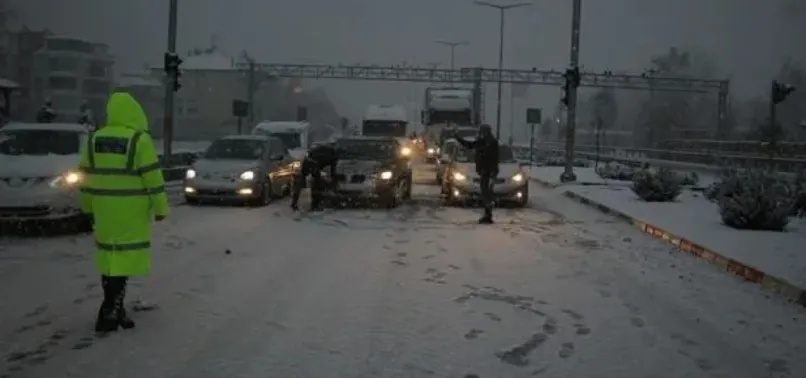 O yol kar nedeniyle ulaşıma kapandı!