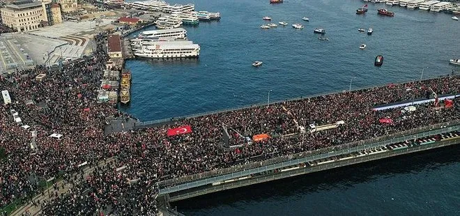 250 bin kişi tüm dünyaya yeni yılın ilk mesajını Türkiye’den verdi! Galata Köprüsü’nde binler şehitler ve Filistin için bir arada