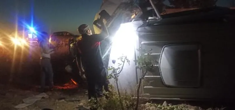 Şanlıurfa'da korkunç kaza! Minibüs ticari araca çarptı: 1 ölü 10 yaralı