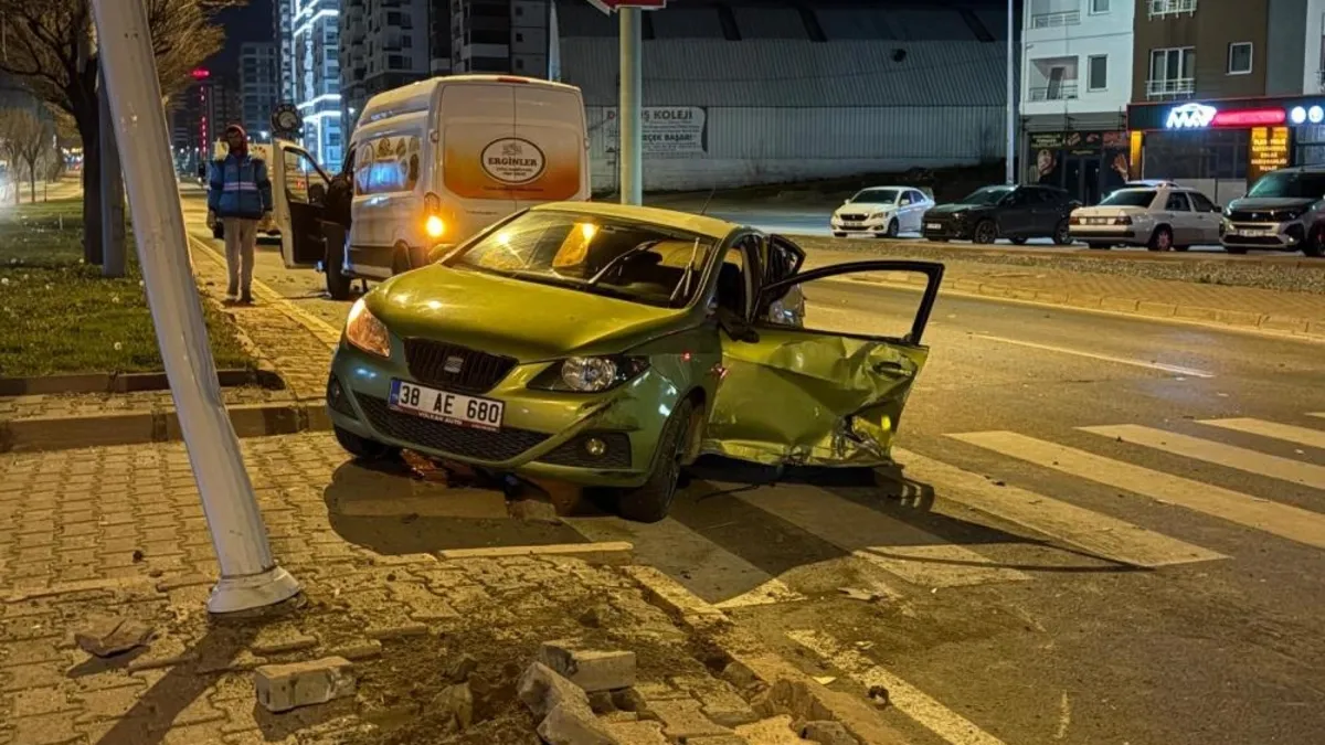 Kayseri'de feci kaza! Ekmek yüklü panelvan otomobil ile çarpıştı