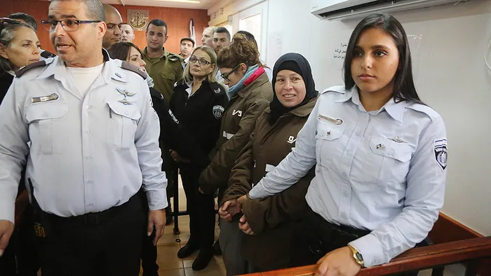 Filistinli Ahed et-Temimi ve ailesinin gözaltı süresi 4 gün daha uzatıldı - 1