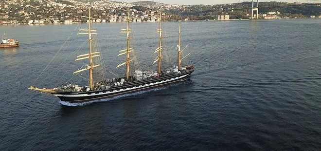 Tarihi gemi İstanbul Boğazı’ndan geçti