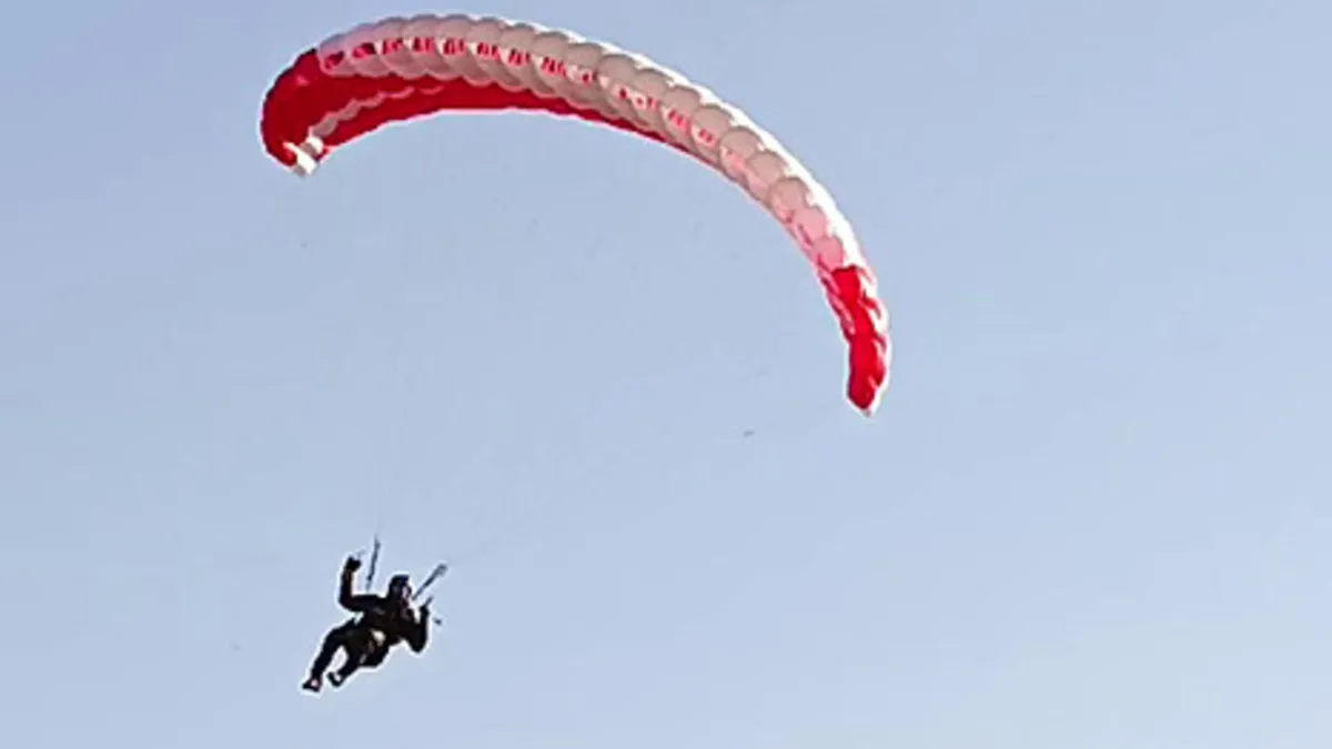 Tırmanış yaptığı Ağrı Dağı'nın zirvesinden paraşütle indi!