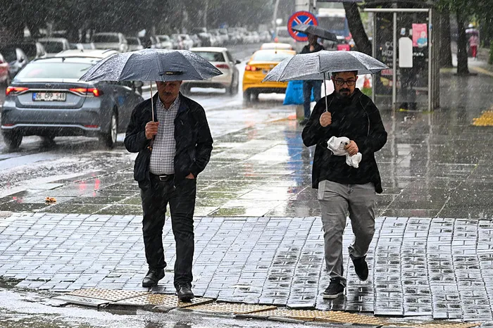1716447700501.jpg Başkent Ankara'yı sağanak yağış ve dolu vurdu! Uyarılar sonrası görüntüler geldi... - 1