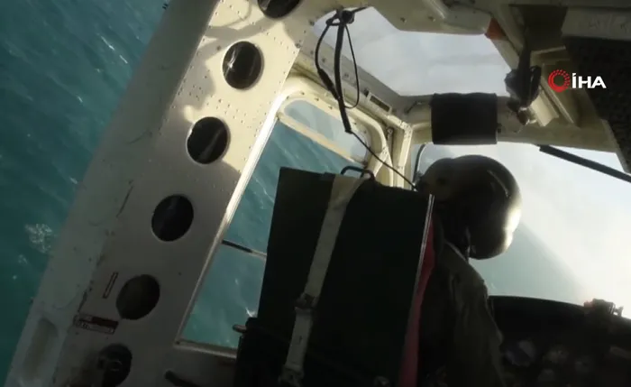 Yanan gemiden kopan parçalar sahile vurdu